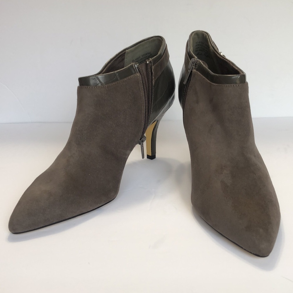 Bella Vita Esther Gray Pointed Toe Side Zip Top Suede Ankle Boots size 10W